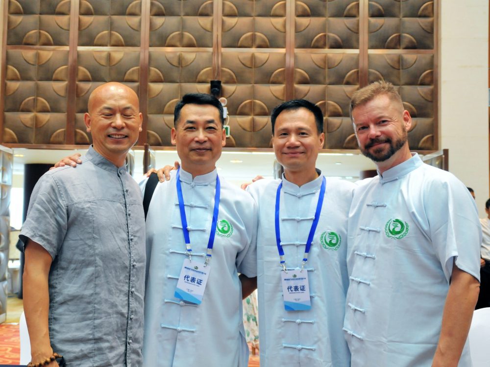 Kovassa seurassa, vasemmalta Wang Xiaojun, Peking, dyysg, Christopher Pei, USA, Chen Sitan, Usa ja Agsu.